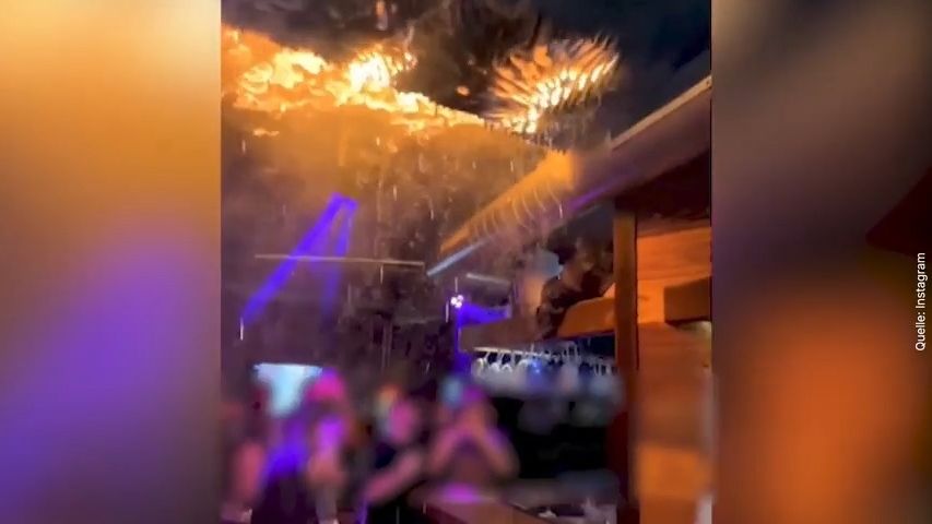 Tancují a slaví s plameny v zádech. Proč návštěvníci baru v Crans-Montaně neprchají?